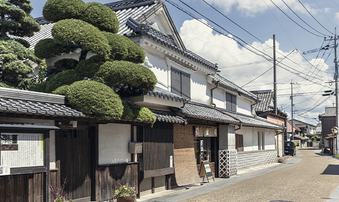大川の歴史ある街並み